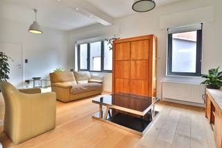 INSTAPKLARE GEZINSWONING MET ACHTERLIGGEND MAGAZIJN Deze half open woning kreeg recentelijk een complete make-over.  Op en top ingericht met...