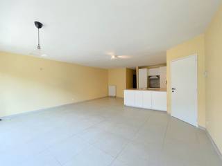 <p><span>JAN BAPTIST CORREMANSSTRAAT 82 / 01.1, 2850 BOOM</span></p><p><span>Centraal gelegen appartement met terras!</span></p><p><span> </span></p><p><span>Dit appartement is gelegen in een doodlopende straat.</span></p><p><span>De bereikbaarheid is goed dankzij het station en de nabijheid van de A12, een ideale uitvalsbasis.</span></p><p><span>Op het terras achteraan heb je zicht op groen en naast het gebouw ligt een speelweide.</span></p><p><span> </span></p><p><span>Het appartement zelf is gelegen op de eerste verdieping in een kleinschalig gebouw.</span></p><p><span>Het omvat op de eerste verdieping een leefruimte met veel lichtinval, een open keuken, een badkamer en een grote en kleine slaapkamer waarvan één met terras.</span></p><p><span>In de kelderverdieping is er een kleine kelderruimte voorzien.</span></p><p><span> </span></p><p><span>Met EPC-label B scoort het appartement uitstekend op vlak van energiezuinigheid.</span></p><p><span>De woning is </span><span>Asbestveilig </span><span>bevonden en de elektriciteit is </span><span>conform </span><span>tot </span><span>2047</span><span>!</span></p><p><span>Het dak van het appartementsgebouw zelf werd ook geïsoleerd.</span></p><p><span>Bij de aankoop dient een éénmalige bijdrage in de basisakte te gebeuren ten bedrage van </span><span>€ 700</span><span>. </span></p><p><span>Er is geen lift in het gebouw aanwezig.</span></p><p><span> </span></p><p><span>Voor meer info of een bezoek: 03 888 44 01 of info@immodillen.be</span></p>