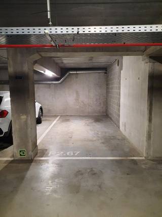 Open staanplaats in een ondergrondse parkeerkelder. Toegankelijk met 2 automatische poorten. Toegang tot lift. Oppervlakte: 2,60m op 5,5 m. Geen extra kosten of lasten. <br /><br />Beschikbaar vanaf 01/09/2026. <br /><br />Interesse? Maak een afspraak stephanie@woonkantoor.be of 0477 81 67 75