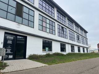 <strong>Op zoek naar een goed gelegen en makkelijk toegankelijke handelsruimte?</strong><br /><br />Deze <u>gelijkvloerse ruimte</u> van ca. <strong>100 m²</strong> biedt tal van mogelijkheden voor opslagruimte, kantoor, praktijk of dienstverlenende activiteit.<br /><br />Gelegen op een zichtlocatie met vlotte bereikbaarheid en parkeermogelijkheden in de buurt.<br /><br />- 100 m² bruikbare oppervlakte<br />- Gelijkvloerse toegang<br />- Centrale ligging in Mol<br /><br />Voor meer info of een bezoek:<br />0468 22 12 21<br />info@thuismakelaar.be<br />www.thuismakelaar.be<br />Thuismakelaar.be – Rozenberg 96B, 2400 Mol