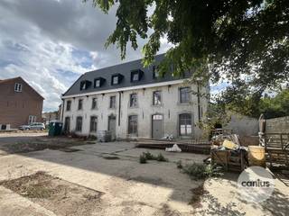 <p><span> </span></p><p><span>Rust &amp; natuur nabij het stadscentrum</span></p><p><span>Aan de stadsrand van Sint-Truiden treffen wij op het pittoreske Begijnhof de site ’T Godshuis aan. Het betreft een kleinschalig project bestaande uit zeven woningen (vier nieuwbouwwoningen en drie gerenoveerde woningen ondergebracht in een beschermd monument). De ligging kunnen wij als ideaal bestempelen! Zo geniet je hier van de rust en de rijke geschiedenis die het Begijnhof uitstraalt in combinatie met de natuur van Domein ’t Speelhof. Daarnaast bevinden wij ons op wandel- en fietsafstand van het stadscentrum van Sint-Truiden. Zo begeven wij ons vlot naar lokale handelaars, supermarkten, de wekelijkse Haspengouw Markt, gezellige drank- en eetgelegenheden, het stadspark, … Ook voor grotere verplaatsingen ben je hier aan het juiste adres. Door de nabijheid van belangrijke invalswegen is een goede verbinding naar omliggende steden en gemeenten gegarandeerd. Kortom een ideale locatie om te genieten van alles wat de hoofdstad van Haspengouw te bieden heeft.</span></p><p><span> </span></p><p><span>Wonen in een beschermd monument </span></p><p><span>Woning 3 beschikt over 204m² woonoppervlakte en omvat op het gelijkvloers een inkomhal, een berging, een apart toilet en een leefkeuken met eetkamer.</span></p><p><span>De eerste verdieping biedt een nachthal, een badkamer, een dressing en drie slaapkamers.</span></p><p><span>Onder het prachtige dakgebinte op de tweede verdieping kunnen we een multifunctionele ruimte terugvinden, die gebruikt kan worden als leefruimte of vierde slaapkamer.</span></p><p><span>Bijkomend kan men genieten van een privatieve tuin, terras en gemeenschappelijke fietsenstalling.</span></p><p><span>Dit allemaal met respect voor het historisch karakter (prachtige authentieke balken, traditionele materialen, …) in combinatie met hedendaags comfort wat resulteert in een energiezuinige woning klaar voor de toekomst! </span></p><p><span> </span></p><p><span>KORT SAMENGEVAT</span><span>:</span></p><p><span>Prijs: € 497.600,00</span></p><p><span>Verkoop onder registratierechten (2% of 12%)</span></p><p><span> </span></p><p><span>Wonen in een unieke setting waar heden &amp; verleden elkaar omarmen!</span></p><p><span>Nieuwsgierig welke woning het best aansluit bij jouw levensstijl? Maak snel een afspraak of vraag maar informatie aan bij één van de medewerkers van Canius Real Estate. Je kan ons bereiken op het nummer 011 74 12 36 of via <span>info@canius.be</span></span><span>.</span></p><p><span> </span></p><p><span>*Deze gegevens zijn louter ter informatieve titel. De vermelde oppervlaktes zijn slechts een indicatie. Canius Real Estate kan niet verantwoordelijk gesteld worden voor de juistheid van de aan haar verstrekte gegevens.</span></p><p><span> </span></p><p><span> </span></p>