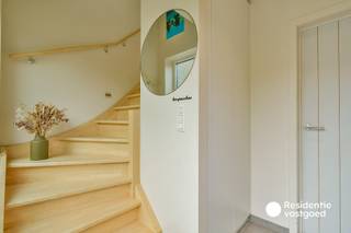 Welkom in de Vrijgeweidestraat 106, een recente en instapklare halfopen bebouwing gelegen in het landelijke Baliebrugge. Deze woning uit 2018 combineert hedendaags wooncomfort met een praktische indeling.<br /><br />Via de inkomhal met ingemaakte kast en gastentoilet bereikt u de lichtrijke leefruimte met aansluitende eetplaats. Grote raampartijen en de schuifdeur zorgen voor veel natuurlijk licht en een mooi contact met de tuin. Aansluitend bevindt zich de volledig uitgeruste keuken met keukeneiland en diverse inbouwtoestellen. Verder beschikt het gelijkvloers over een praktische berging en een ruime garage met elektrische poort.<br /><br />Op de eerste verdieping bevinden zich drie volwaardige slaapkamers, een ruime badkamer met ligbad, inloopdouche en dubbele lavabo, en een afzonderlijk toilet.<br />Via een vaste trap bereikt u de volledig geïsoleerde zolder, die tal van mogelijkheden biedt zoals een extra slaapkamer, bureau of hobbyruimte. Buiten geniet u van een aangename tuin met terras, tuinhuis en houten overkapping.<br /><br />Warm geworden van deze instapklare woning? Contacteer ons vandaag nog voor meer informatie of een bezoek ter plaatse! <br /><br />De vermelde prijs is een richtprijs; elk bod wordt voorgelegd aan de eigenaar, die het recht heeft dit te aanvaarden of te weigeren.<br /><br />Neem voorsprong met een vrijblijvende schatting via:<br />www.residentievastgoed.be/gratisonlineschatten