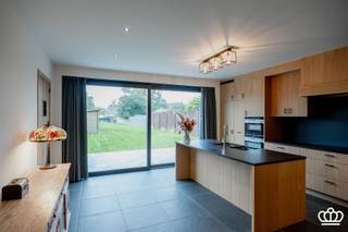 Recent gebouwde, ruime halfopen bebouwing (2022) met gebruik van kwalitatieve en tijdloze materialen gelegen op een top locatie te...