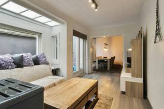 Slimme zet voor starters! Op zoek naar een betaalbare woning met leefruimte, een fijne tuin en al 2 gerenoveerde slaapkamers? De zolder is via een vaste trap klaar om omgebouwd te worden tot een 3e slaapkamer. Kom het ontdekken tijdens de Pre-sale! <br /><br />Deze starterswoning is reeds grotendeels gerenoveerd en de indeling is als volgt:<br />Gelijkvloers: <br />- gezellige leefruimte,<br />- praktische keuken voorzien van frigo, oven en vaatwas. <br />- badkamer met bad/douche en vernieuwd lavabomeubel<br />- een handige polyvalente ruimte, ideaal als thuiskantoor, speelhoek of extra berging. <br /><br />1e verdieping: <br />-2 ruime, reeds gerenoveerde slaapkamers. <br /><br />2e verdieping:<br />- volwaardige zolderverdieping mét vaste trap. Met minimale moeite maak je hier een fantastische hobbyruimte of 3e slaapkamer van. <br /><br />Deze eigendom wordt aangeboden via Pre-sale. Bezoeken aan deze eigendom vinden plaats op dinsdag 3 november en donderdag 5 november. Ook op zaterdag 7 november is er een finale bezoekmogelijkheid. Bij verdere interesse kan je een vast en onvoorwaardelijk bod uitbrengen tegen zaterdag 7 november om 12u. De vermelde prijs is een lanceerprijs. <br /><br />Interesse? Vraag snel een bezoek aan voor deze unieke kans via www.dewaele.com of bel Cléo 0472 18 39 96!<br /><br />De eigendom wordt aangeboden via de Pre-sale formule. Op 07/11/2026 tussen 10:00 en 12:00 kan u het huis op afspraak komen bezichtigen en een bod uitbrengen. De vermelde prijs is een instelprijs. Voor meer info, gelieve contact op te nemen met de dossierverantwoordelijke.<br /><br />Dit pand is onderworpen aan de renovatieverplichting van de Vlaamse overheid voor residentiële gebouwen (behoudens bij sloop binnen 5 jaar na de aankoop). Consulteer voor meer informatie de website van het Vlaams Energie- en Klimaatagentschap via https://www.vlaanderen.be/een-woning-kopen/renovatieverplichting-voor-residentiele-gebouwen<br /><br />Bestuursmaatregelen in het maatregelenregister: nee