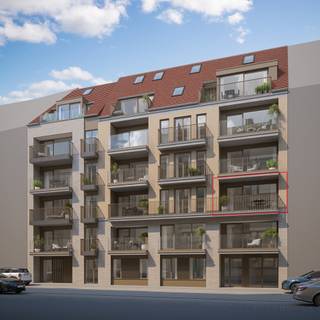 Welkom in Residentie Silverwind, een nieuwbouwproject met een uiterst centrale ligging in de Christinastraat, vlakbij de Zeedijk en in de nabijheid van de jachthaven en de levendige Kapellestraat. Deze ideale locatie biedt het beste van zowel rust als dynamiek, met alles wat Oostende te bieden heeft binnen handbereik. Dit appartement met 2 slaapkamers is gelegen op de tweede verdieping en beschikt over een groot terras, ideaal om van het buitenleven te genieten in alle privacy. Bij elk appartement is er een privatieve kelderberging die is inbegrepen in de prijs. Dit biedt extra opslagruimte en maakt het wonen in deze residentie nog praktischer. Op het gelijkvloers zijn 2 gemeenschappelijke fietsenbergingen beschikbaar waar u uw fiets veilig kunt stallen. Als bewoner van Residentie Silverwind heeft u toegang tot de gemeenschappelijke tuin met terras, waar u in alle rust kunt ontspannen. De tuin biedt een oase van groen en is een perfecte plek voor zowel jong als oud. Kiezen voor Residentie Silverwind betekent kiezen voor kwaliteit, comfort en een zeer gunstige ligging in het bruisende Oostende. Aarzel niet om meer te ontdekken en maak van deze droomlocatie uw nieuwe thuis.