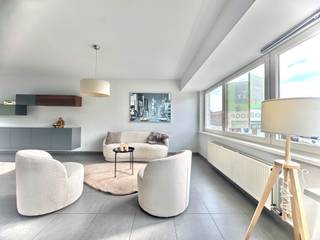 Energiezuinige jonge woning type bel-etage met tuin en terras op gunstige ligging en in rustige woonbuurt te Sint-Eloois-vijve nabij alles wat men nodig heeft aan winkel, bakker, slager alsook met uitstekende verbindingen naar de E17; Prachtig verzicht op groen en de Leie; Poortje met uitweg achteraan naar groenpark en de Leie; Indeling: inkomhal, doorgang naar ruime wasplaats waar ook technieken huizen en kastruimte is, ruime garage met bergruimte en geautomatiseerde sectionale poort; men kan zowel vanuit de wasplaat als de garage naar de tuin via een glazen deur; Eerste verdieping: hal, apart toilet met handwasser; Woonkamer met plaats voor salon en eetplaats: Open keuken met alle modern comfort; zowel living als keuken kijken rechtstreeks uit op groen een een leuk terras op hoogte; Geautomatiseerde zonneluifel met ingebouwde Led-verlichting (Brustor); Een degelijke Alu trap is extra geïnstalleerd zodat men ook rechtstreeks van het terras naar de tuin kan; Hal met wandkast en trap naar tweede verdieping: nachthal, 3 kamers en badkamer met tweede toilet, ligbad, douche en wastafel met meubel; Schuiftrap naar geïsoleerde bergzolder; Vooraan de woning is eveneens een oprit en ruimte voor de woning; EPC A/ 68; Conforme elektriciteit; Centrale verwarming op gas; Overal dubbele beglazing in kunststof met draaikipfunctie; Zonnepanelen; Thuisbatterij; Extra Units met verwarming en Airco via warmtepomp; Beschikbaar: bij akte na betaling; Info en bezoek: info@elet.immo.