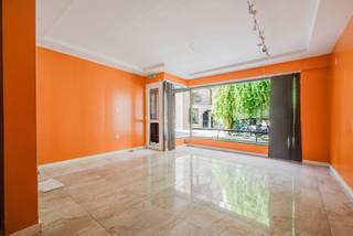 <p><span>Situering<br /><br />Dit ruime en karaktervolle handelshuis is gelegen in de Nieuwstraat 14A, pal in het bruisende centrum van Sint-Niklaas. Dankzij de centrale ligging bevindt het pand zich op wandelafstand van de Grote Markt, winkels, horeca en diverse voorzieningen. De combinatie van een commerciële ligging en een ruime woongelegenheid maakt dit pand bijzonder interessant voor ondernemers, gezinnen en investeerders.<br /><br />Indeling</span></p>
<p><span>Op het gelijkvloers bevindt zich de commerciële ruimte met achteraan de keuken, ideaal voor het uitbaten van een eigen zaak of als handelsruimte. </span><span>De bovenliggende woonst biedt heel wat leefruimte en omvat </span>vier slaapkamers<span>, een </span>badkamer<span> en aangename leefruimtes. Bovendien beschikt de woning over een </span>terras<span>, een mooie extra troef in het centrum van de stad. </span><span>De praktische indeling biedt verschillende mogelijkheden: wonen en werken combineren, de woning als gezinswoning benutten of het pand verder aanwenden als interessante combinatie van handel en wonen.<br /><br />Troeven<br /><br />Toplocatie in het centrum van Sint-Niklaas<br />Terras<br />Interessant voor zelfstandigen, gezinnen en investeerders<br />Op wandelafstand van de Grote Markt, winkels en horeca<br />Een veelzijdig pand met verschillende gebruiksmogelijkheden<br /><br />Voor info en/of bezoek contacteer Andreas 0472/61 00 00</span></p>