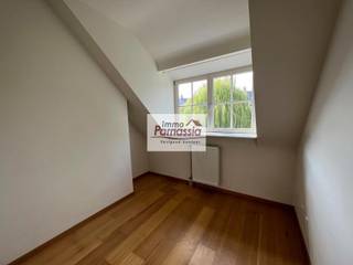 Superbe appartement duplex dans immeuble récent de standing, dans une rue calme proche du centre et des transports en commun, 1er étage...