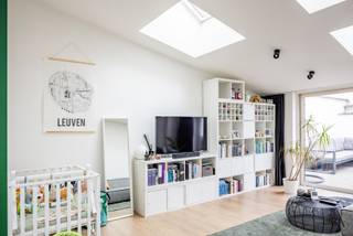 Deze volledig gerenoveerde gezinswoning is rustig gelegen in het centrum van Leuven en werd in 2019–2020 grondig en toekomstgericht vernieuwd. De woning combineert hedendaags comfort met een doordachte en functionele indeling.<br /><br />Op het gelijkvloers bevinden zich de inkomhal met apart toilet, een moderne en volledig uitgeruste keuken aan de straatzijde, en achteraan de eetkamer en leefruimte met directe aansluiting op een zonnige koer.<br /><br />De eerste verdieping is ingericht als masterverdieping met een ruime slaapkamer en ensuite badkamer, voorzien van ligbad, douche, dubbele lavabo en toilet. Op de tweede verdieping bevinden zich nog twee slaapkamers, elk met een lavabo op de kamer, met daartussen een tweede badkamer met douche en toilet.<br /><br />De derde verdieping vormt een absolute troef met een ruim en zonnig dakterras, een zeldzame buitenruimte midden in de stad.<br /><br />De woning beschikt over een bewoonbare oppervlakte van ca. 150 m², een EPC B en is technisch volledig in orde met vernieuwd dak, conforme elektriciteit en asbestattest. Er is tevens een kelder aan de woning. Een parkeerplaats kan gehuurd worden in de onmiddellijke omgeving.<br /><br />Ben je op zoek naar een instapklare, moderne woning met karakter op een toplocatie in Leuven? Contacteer ons voor meer info of een bezoek ter plaatse.