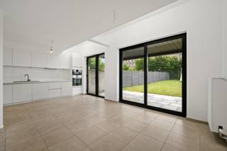 <p>Vous êtes à la recherche d’une maison familiale prête à emménager, économe en énergie, située au calme tout en étant proche du centre de Louvain ? Cette maison moderne mitoyenne d’un côté, construite en 2018, mérite certainement votre attention.</p>
<p></p>
<p></p>
<p>La propriété combine une distribution bien pensée, une belle luminosité naturelle et un confort de vie contemporain, le tout dans un environnement calme à proximité du centre de Louvain et bénéficiant d’une excellente accessibilité.</p>
<p></p>
<p></p>
<p>Au rez-de-chaussée se trouve le cœur de la maison : un espace de vie spacieux et lumineux avec une cuisine ouverte et entièrement équipée. Les grandes baies vitrées apportent une abondance de lumière naturelle et offrent une agréable connexion avec le jardin orienté plein sud. Le rez-de-chaussée dispose également d’un WC visiteurs ainsi que d’un garage intérieur, idéal pour disposer d’un espace de rangement supplémentaire ou pour stationner votre voiture à l’abri.</p>
<p></p>
<p></p>
<p>Le premier étage comprend trois chambres à coucher spacieuses, une grande salle de bains équipée à la fois d’une baignoire et d’une douche, ainsi qu’un WC séparé. Au deuxième étage, vous trouverez, en plus du local technique, une grande quatrième chambre. Depuis les chambres, vous bénéficiez d’une magnifique vue sur les espaces verts environnants.</p>
<p></p>
<p></p>
<p>L’extérieur a également beaucoup à offrir. Le jardin aménagé et orienté plein sud, avec sa terrasse, constitue un agréable espace pour se détendre et profiter de l’extérieur. La terrasse est couverte par une élégante pergola équipée de lames orientables électriques, dont l’inclinaison peut facilement être adaptée selon vos envies. Vous pouvez ainsi créer à tout moment l’équilibre idéal entre soleil et ombre. Le jardin est facile à entretenir et entièrement clôturé. En plus du garage intérieur, la propriété dispose également d’une allée offrant suffisamment d’espace pour stationner deux voitures. Le stationnement ne constitue donc aucun problème.</p>
<p></p>
<p></p>
<p>Cette maison affiche également d’excellentes performances sur le plan énergétique. Grâce à son certificat énergétique de classe A et à la présence de panneaux solaires, vous bénéficiez d’un confort de vie optimal tout en profitant d’une habitation particulièrement économe en énergie.</p>
<p></p>
<p>La situation constitue un véritable atout : vous profitez d’un cadre de vie calme et verdoyant, tout en restant à proximité immédiate de Louvain. Les principaux axes routiers ainsi que l’autoroute se trouvent également à quelques minutes, faisant de cette maison un excellent point de départ tant pour les déplacements domicile-travail que pour la vie familiale quotidienne.</p>
<p></p>
<p></p>
<p><strong>Les atouts en un coup d’œil :</strong></p>
<ul>
<li>Maison moderne et récente</li>
<li>Belle luminosité naturelle et tout le confort contemporain</li>
<li>Économe en énergie : certificat énergétique de classe A et panneaux solaires</li>
<li>Situation calme et verdoyante juste à l’extérieur du ring de Louvain</li>
<li>À proximité du centre de Louvain, de Gasthuisberg, des principaux axes routiers et de l’autoroute E314</li>
<li>4 chambres à coucher</li>
<li>Salle de bains avec baignoire et douche</li>
<li>Jardin facile à entretenir avec terrasse couverte</li>
<li>Garage intérieur et allée permettant de stationner 2 voitures<br /><br /><br /></li>
</ul>
<p>En résumé, une maison familiale moderne, lumineuse et économe en énergie, offrant quatre chambres, un agréable jardin et une vue exceptionnelle sur les espaces verts environnants. Une propriété qui combine à merveille confort et tranquillité, tout en bénéficiant d’une excellente accessibilité.</p>
<p></p>