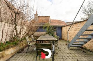 Gelegen op een uitstekende locatie aan de Koningin Elisabethlaan, op wandelafstand van het historische centrum van Brugge, winkels, scholen...