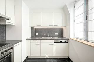 In het hart van Brussel, op een toplocatie nabij de Kunstberg en de Zavel, bevindt zich dit charmante appartement met een bewoonbare oppervlakte van ongeveer 70m². Dankzij de doordachte indeling, de aangename lichtinval en de centrale ligging vormt dit appartement een ideale uitvalsbasis voor wie comfortabel wil wonen in de hoofdstad.<br /><br />Het appartement verwelkomt u via een inkomhal met apart gastentoilet. De ruime leefruimte biedt voldoende plaats voor een gezellige zit- en eethoek en sluit aan op de volledig uitgeruste keuken. Verder beschikt het appartement over een slaapkamer, een badkamer met douche.<br /><br />Mogelijkheid tot het huren van een parkeerplaats. Daarnaast beschikt het gebouw over een gemeenschappelijke fietsenstalling.<br /><br />EPC: D+<br /><br />Provisie gemeenschappelijke lasten: €125/maand.<br />Provisie water: €40/maand.<br /><br />De buurt combineert het bruisende stadsleven met een rijk cultureel aanbod. Musea, galerijen, winkels, restaurants en gezellige cafés bevinden zich op wandelafstand. Bovendien zorgen de uitstekende verbindingen met het openbaar vervoer voor een vlotte bereikbaarheid van alle delen van de stad. Een ideale woonomgeving voor wie op zoek is naar comfort, bereikbaarheid en de unieke sfeer van het centrum van Brussel.