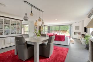 In een rustige en kindvriendelijke woonwijk in Zandhoven bevindt zich deze uitstekend onderhouden, stijlvolle villa op een mooi perceel met een zonnige, fraai aangelegde tuin. De tijdloze architectuur, de doordachte indeling en de gunstige oriëntatie zorgen voor een uitzonderlijk aangenaam woongevoel, waarbij licht, ruimte en een optimale verbinding met de tuin centraal staan.<br /><br />Van zodra u de woning betreedt, ervaart u de openheid en het comfort. De royale leefruimte vormt samen met de eetplaats en de volledig ingerichte leefkeuken met kookeiland één harmonieus geheel. Grote glaspartijen bieden een prachtig uitzicht op de tuin en laten binnen- en buitenleven naadloos in elkaar overvloeien. De sfeervolle gashaard zorgt voor extra gezelligheid, terwijl het ruime overdekte terras de ideale plek is om in alle seizoenen te genieten van het buitenleven.<br /><br />De woning beschikt over een doordachte indeling met drie volwaardige slaapkamers, een stijlvolle badkamer en heel wat praktische bergruimte. Daarnaast zorgen de inpandige garage, de ruime kelder en de carport voor alle comfort dat een hedendaags gezin mag verwachten.<br /><br />Ook op vlak van duurzaamheid overtuigt deze woning. Dankzij de kwalitatieve houtskeletbouw met duurzame gevelsteen, gecombineerd met zonnepanelen, een HR-top condenserende gasketel, airconditioning en een conforme elektrische installatie, geniet u van een uitzonderlijk laag energieverbruik en een optimaal wooncomfort. Dit resulteert in een uitstekende EPC-score met label A (78 kWh/m²/jaar).<br /><br />Ook buiten straalt deze eigendom kwaliteit uit. De verzorgde tuin biedt alle privacy om in alle rust te ontspannen, terwijl de ruime oprit extra parkeergelegenheid voorziet. De verzorgde afwerking, de hoogwaardige materiaalkeuzes en de uitstekende staat van onderhoud maken deze woning volledig instapklaar.<br /><br />Gelegen op een gegeerde locatie, op korte afstand van scholen, winkels, openbaar vervoer en de belangrijkste invalswegen, biedt deze villa de perfecte combinatie van rust, bereikbaarheid en woonkwaliteit. Een unieke kans voor wie op zoek is naar een stijlvolle, energiezuinige en instapklare gezinswoning in het hart van Zandhoven.