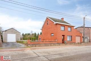 Deze open bebouwing uit 1931 is gelegen in een landelijke omgeving aan de Tiensebaan in Molenbeek-Wersbeek op een perceel van 1000 m².De locatie...