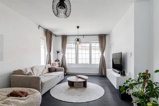 <p><span>Maison rénovée (160 m²) avec 3 chambres et un espace extérieur (23 m²) à Ekeren</span></p><p><span>Cette maison mitoyenne est située au calme dans un agréable quartier résidentiel près du centre du village d'Ekeren. Grâce à la proximité des transports en commun et à la bonne desserte des principaux axes routiers, vous bénéficiez ici d'une excellente accessibilité.</span></p><p><span>La maison a été récemment rénovée et est pratiquement entièrement finie. Seuls quelques petits détails peuvent encore être personnalisés selon vos goûts, ce qui vous permet d'y apporter sans peine votre touche personnelle. Le toit est en bon état et isolé, tandis que les fenêtres en PVC sont équipées de double vitrage.</span></p><p><span>Vous entrez dans la maison par l'entrée et le hall d'escalier séparés. À droite se trouve le salon lumineux de pas moins de 42 m². La cuisine ouverte est équipée d'une cuisinière à gaz avec hotte, d'un évier, d'un four encastré, d'un micro-ondes et d'un lave-vaisselle. Vous disposez également d'un espace pour ranger proprement un lave-linge et un sèche-linge, ainsi que de toilettes séparées pour les invités. À l'arrière, vous accédez à l'agréable espace extérieur de 23 m² orienté sud, où il fait bon se détendre.</span></p><p><span>Au premier étage se trouvent deux chambres spacieuses de 12 m² et 18 m². La plus grande chambre dispose en outre d'un dressing attenant. La salle de bains de 10 m² est entièrement équipée d'une baignoire, d'une douche à l'italienne, d'un double lavabo, d'un sèche-serviettes et de toilettes.</span></p><p><span>Un escalier fixe mène à l'étage supérieur, où se trouve un impressionnant espace polyvalent de pas moins de 44 m². Grâce à sa superficie généreuse, cet espace offre de nombreuses possibilités et permet de créer facilement une chambre supplémentaire.</span></p><p><span>Enfin, la maison dispose également d'une cave spacieuse.</span></p><p><span>Vous recherchez une maison spacieuse offrant de nombreuses possibilités dans un endroit calme ? Ne manquez pas cette occasion ! Surface habitable : 160 m² – réf. : surface brute au sol. Pour plus d'informations ou une estimation gratuite, rendez-vous sur </span><span><span>www.hansimmo.be</span></span></p><p><span> </span></p>