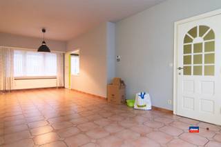 <p><span>HOBOKEN | TE RENOVEREN GEZINSWONING MET DRIE SLAAPKAMERS, ZOLDER, OPRIT, GARAGE EN TUIN OP EEN TOTALE GRONDOPPERVLAKTE VAN 237m² | </span></p><p><span>Indeling als volgt: gelijkvloers: voortuin - oprit voor twee wagens - inkomhal - toilet - leefruimte - open, deels geïnstalleerde keuken - veranda - bergplaats - garage - tuin.</span></p><p><span>Eerste verdieping: overloop/traphal - twee slaapkamers - kinder/bureaukamer - badkamer met ligbad/douche, toilet en lavabomeubel. </span></p><p><span>Grote niet-afgewerkte zolder, te bereiken via valluik (eventueel af te werken tot 1 of 2 extra slaapkamers). </span></p><p><span>Deze woning is gunstig gelegen in de nabijheid van park Sorghvliet, winkels, openbaar vervoer en scholen. </span></p><p><span>Opgelet! Voor deze woning geldt een renovatieverplichting (EPC E). </span></p>