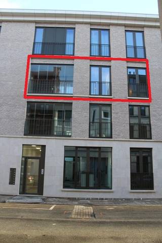 Dit prachtige appartement is gelegen op een toplocatie (zijstraat Marnixplaats - hartje Antwerpen "Zuid")  en heeft een oppervlakte van 83,5m² en omvat: leefruimte met veel lichtinval, ingerichte open keuken, 2 slaapkamers, gastentoilet, badkamer (douche en badkamermeubel met enkele lavabo), berging, patio aan de voorzijde van het appartement (volledig afsluitbaar door raampartij), ondergrondse parkeerplaats (-2 (nr.9)) en op -2 berging (nr.6) met toegang via de autolift. Personenlift. Kleine huisdieren zijn toegelaten (mits goedkeuring). Overige pluspunten: vloerverwarming en koeling, gordijnrails, verlichting,  camerabewaking, fietsenstalling, mogelijkheid om hybridewagen/fiets te laden, verwarming via warmtepomp, goed geïsoleerd verwacht energiepeil E30 (laag energiekost), zonnepaneel. vrij vanaf 01/03/2026. Kleinschalig project (rustig gebouw). Het EPB-verslag wordt nog door de bouwheer bezorgd. Maandelijkse provisie bedraagt € 185. Momenteel is het appartement nog bewoond,<br /><br />Voor meer informatie en/of het maken van een afspraak: patrik@ampvastgoed.be en/of 0465/00.40.45 en 0465/00.40.44<br /><br />Laat de kans om een kijkje te komen nemen naar dit nieuwbouwproject op het bruisende "Zuid" niet aan u voorbij gaan.