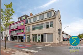 <p><strong>Handelsruimte met kantoren en ruime opslag in centrum Arendonk</strong></p>
<p>Op een uitstekende zichtlocatie in het centrum van Arendonk bevindt zich dit veelzijdige handelsgebouw met tal van mogelijkheden voor zelfstandigen, dienstverleners, handelszaken of bedrijven die nood hebben aan een combinatie van commerciële ruimte, kantoren en opslag.</p>
<p>De gelijkvloerse verdieping beschikt over een ruime onthaal- en handelsruimte die perfect ingericht kan worden als winkel, showroom, kantoor of klantenontvangst. Daarnaast zijn er verschillende afzonderlijke ruimtes aanwezig die kunnen dienen als kantoor, vergaderruimte of personeelsruimte. Dankzij de deels lichte binnenwanden kan de huidige indeling eenvoudig aangepast worden aan de wensen van de nieuwe eigenaar.</p>
<p>Op de eerste verdieping bevinden zich meerdere afzonderlijke kantoorruimtes die ideaal zijn voor administratie, werkplekken of extra commerciële doeleinden. De tweede verdieping omvat een kitchenette met eetruimte, een toilet, een berging en een bijkomende kantoorruimte.</p>
<p>Een absolute meerwaarde vormt de ruime kelderverdieping, bestaande uit verschillende praktische opslagruimtes en technische lokalen. Hierdoor leent het pand zich uitstekend voor ondernemingen die nood hebben aan een aanzienlijke stockageruimte op dezelfde locatie als hun handels- of kantooractiviteiten.</p>
<p>Naast het gebouw zijn drie parkeerplaatsen beschikbaar. Bovendien geniet het pand van een commerciële ligging met uitstekende zichtbaarheid en een vlotte verbinding naar de E34.</p>
<p><strong>Troeven</strong></p>
<p>✔ Handelsruimte op centrale locatie<br />✔ Grote opslagcapaciteit dankzij de volledige kelderverdieping<br />✔ Diverse kantoor- en werkruimtes aanwezig<br />✔ Flexibele indeling met verschillende gebruiksmogelijkheden<br />✔ Goede zichtbaarheid en commerciële uitstraling<br />✔ Parkeergelegenheid naast het gebouw<br />✔ Vlotte verbinding richting E34 en omliggende gemeenten</p>
<p><strong>Ideaal voor ondernemers die op zoek zijn naar een combinatie van commerciële ruimte, kantoren en uitgebreide opslagmogelijkheden op een strategische locatie in het centrum van Arendonk.</strong></p>