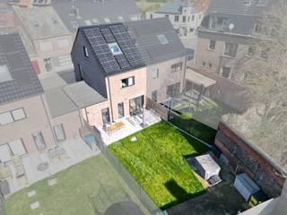 <p><strong><span>Mooie, Instapklare HOB met 4 SLPK, Garage én Tuin!</span><span><br /></span></strong><br />Ontdek deze <strong>recente (2024) halfopen bebouwing</strong>, <strong>rustig gelegen</strong> in een eenrichtingsstraat onder de kerktoren van het landelijke Gijzegem. Dankzij de <strong>centrale ligging</strong> bevindt u zich vlakbij de verbindingsweg tussen Aalst, Hofstade en Dendermonde, met scholen, winkels en horeca in de onmiddellijke omgeving.</p>
<p>De woning verwelkomt u via <strong>een aparte open inkomhal met gastentoilet</strong>. De <strong>lichtrijke leefruimte</strong>, <strong>smaakvol ingericht</strong>, biedt een aangenaam <strong>zicht op het terras en de tuin</strong> en sluit naadloos aan op de <strong>volledig geïnstalleerde open keuken</strong>. Vanuit de keuken bereikt u de <strong>inpandige garage</strong>, die tevens dienst doet als <strong>praktische was- en bergruimte</strong> en toegang geeft tot het terras en de tuin.</p>
<p>Op de eerste verdieping bevinden zich <strong>twee volwaardige slaapkamers </strong>en <strong>een comfortabele badkamer</strong>, uitgerust met <strong>een dubbele lavabo</strong>, <strong>inloopdouche en ligbad</strong>. <strong>Een apart toilet</strong> vervolledigt deze verdieping.</p>
<p>Via een vaste trap bereikt u de zolderverdieping, die reeds volledig werd ingericht met <strong>twee extra slaapkamers </strong>– ideaal voor een groter gezin, bureau of hobbyruimte.<br /><br />Extra troeven zijn de <strong>zonnepanelen</strong>, <strong>vloerverwarming</strong> op het gelijkvloers en het <strong>uitstekende EPC van 14kWh</strong>, <strong>E-peil 9!</strong><br /><strong>Dit resulteert in een bijzonder energiezuinige woning!</strong></p>
<p>Buiten geniet u van <strong>een onderhoudsvriendelijke, fraai aangelegde tuin</strong> <strong>met ruim zonneterras</strong> en bijkomende verharding achteraan. Naast de woning is er bovendien <strong>parkeergelegenheid</strong> voorzien.</p>
<p>Kortom, een instapklare en moderne woning op een rustige, maar strategische ligging – een unieke kans!<br /><br />Voor meer info en/of een bezoek, contacteer uw vastgoedkantoor KURTIMMO via info@kurtimmo.be OF 0476/076993!</p>