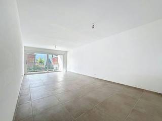 In de residentie Oud Hulst te Houthulst vinden we dit modern appartement met 2 slaapkamers, terras, garage en staanplaats.<br /><br />INDELING:<br />> Eerste verdieping:<br />- Inkomhal<br />- Ruime, lichtrijke leefruimte met open ingerichte keuken ;<br />- Moderne keuken voorzien van inductie kookplaat, combi-oven, ingebouwde vaatwas, anderhalve spoelbak, dampkap en ingebouwde koelkast met vriesvak;<br />- Berging<br />- Badkamer met douche en wasmeubel met dubbele lavabo ;<br />- Slaapkamer 1<br />- Slaapkamer 2<br />- Terras toegankelijk vanuit woonkamer<br /><br />> Gelijksvloers:<br />- Garagebox<br />- Staanplaats<br /><br />TROEVEN:<br />- Modern met kwalitatief materiaal;<br />- Op wandelafstand van het stadscentrum en winkels;<br />- Bovengronds garage + staanplaats inclusief!<br /><br />Onmiddellijk beschikbaar<br />Gemeenschappelijke kosten: €65,00/maand<br /><br />Ben je geïnteresseerd in dit pand te huur in houthulst? Ga naar de website www.dewaele.com, klik op het pand dat je wenst te huren. Via de rode knop "vraag je bezoek aan" vragen we u kort een profiel in te vullen. Daarna nemen we contact op voor een bezoek. Telefonisch kunnen er geen afspraken gemaakt worden.<br /><br />Deze AI-visualisaties zijn bedoeld als inspiratie. Er werd geen rekening gehouden met technische specificaties, stedenbouwkundige voorschriften of de concrete mogelijkheden tot realisatie.