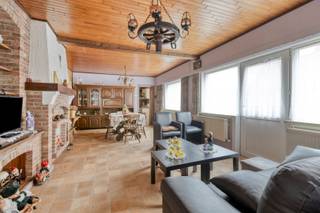Deze charmante, te renoveren woning is gelegen aan de Kerkhovensesteenweg, nabij het centrum van Lommel-Kerkhoven. Dankzij de gunstige ligging zijn omliggende gemeenten zoals Balen, Leopoldsburg en Hechtel-Eksel vlot bereikbaar. Bovendien bevinden tal van voorzieningen zich in de nabije omgeving.<br /><br />Omschrijving:<br />De woning werd oorspronkelijk gebouwd in 1949 en beschikt over een praktische indeling. Ze omvat een ruime woonkamer, een grote slaapkamer, een keuken en een badkamer voorzien van een wastafel, toilet, douche en aansluiting voor een wasmachine. Daarnaast biedt de handige kelder extra bergruimte.<br /><br />Buiten geniet u van een mooi perceel van 472 m². Op het terrein bevinden zich bovendien een buitenberging en een tuinhuis, ideaal voor extra opslag of het opbergen van tuinmateriaal.<br /><br />Extra troeven:<br />- Volledig voorzien van dubbele beglazing<br />- Rolluiken aanwezig<br />- Ruim perceel van 472 m²<br />- Interessante opportuniteit als investering of starterswoning<br /><br />Renovatieverplichting voor residentiële gebouwen is van toepassing. Meer info: https://energiesparen.be/renovatieverplichting.<br /><br />Voor meer informatie of een bezoek, neem contact met ons op via info@vastengoed.be of bel naar 014/72 73 74.<br /><br />(Wenst u een gratis schatting van uw eigendom? Neem contact met ons op via 014/72 73 74.)