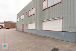 Een functioneel bedrijfsgebouw op een perceel van 3.155m² binnen een zone voor ambachtelijke bedrijven en KMO activiteiten.<br />Gebouw bestaande uit een gelijkvloers = werkplaats van 700m² aangevuld met een winkelruimte met bureau en magazijn van 300 m².<br />Bovenruimte voor stockage van 150m².<br />Er zijn verschillende parkeermogelijkheden zowel voor- als achteraan.<br />Tevens aanvullende stockage- buitenruimte achteraan.