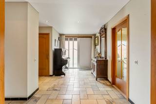 Gezinswoning in Kuringen met 3 slaapkamers en losstaande garage op een Zuid-West georiënteerd perceel van 7a02ca. Gelegen in een residentiële, kindvriendelijke omgeving, nabij het centrum van Hasselt. Treinstation Kiewit op slechts 3 min. CORDA Campus, scholen, supermarkten, tankstations enz. in de onmiddellijke omgeving. Ruime parkeergelegenheid aan de woning. Bewoonbare oppervlakte: ong. 251 m² + ruime garage (cfr. EPC-attest d.d. 20/01/2026). EPC Label D - Geen renovatieverplichting. <br /><br />INDELING: <br />GELIJKVLOERS: Inkomhal met apart toilet en toegang tot de leefruimte en geïnstalleerde keuken; Nachthal; 3 volwaardige slaapkamers; Badkamer met douche en dubbele wastafel; Ruime, lichtrijke veranda met zicht op de tuin.<br />TUIN: Oprit met poort; Ruime, onderhoudsvriendelijke tuin; Losstaande garage met sectionale poort. <br />Zolder en kruipkelder aanwezig. <br /><br />Renovatiewerken;<br />- Dak werd in 2016 volledig vernieuwd en geïsoleerd.<br />- Isolatie in de spouwmuren.<br /><br />Deels enkel, deels dubbele beglazing, metalen profielen.<br />CV op mazout. <br />EPC Label D - Geen renovatieverplichting. <br />Asbestveilig.<br />Bestuursmaatregelen in het maatregelenregister: nee<br /><br />Meer info? Contacteer ons op 011/22.19.17 of kijk op www.limburgsvastgoed.be