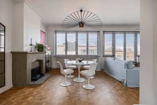 <p><strong>Prachtig gerenoveerd en energiezuinige penthouse met authentieke charme en een dubbele inpandige garage.<br /><br />MAAK UW AFSPRAAK ONLINE VIA WWW.LISTINGS.BE - RESERVATIE VERPLICHT.<br /></strong></p>
<p><strong>Indeling:<br /></strong>Het appartement <strong>ademt sfeer en karakter</strong> dankzij de royale plafondhoogte, de warme parketvloeren en <strong>prachtig bewaarde authentieke elementen.</strong> De masterbedroom, de volledig uitgeruste keuken, de eetkamer en het terras zijn <b>zuidgeoriënteerd</b>. Hierdoor geniet u <b>vanaf de vroege ochtend</b> tot in de late namiddag van een heerlijke zon in huis.<br /><br />Het appartement beschikt over een bruto oppervlakte van ca. 104m² en werd de afgelopen jaren voorzien van moderne technieken die zorgen voor optimaal wooncomfort en een <strong>laag energieverbruik.<br /></strong>Overal <strong>dubbele beglazing</strong> en rolluiken aan de achterzijde.<br />Gemeenschappelijke centrale verwarming op gas met energiezuinige hoogrendementsketel (2019).<br /><strong>Slimme elektrische waterboiler </strong>(2020), handig vanop afstand te bedienen via wifi.<br /><strong>Airconditioning</strong> met hetelucht in de leefruimte en de masterbedroom.<br />2 Bio ethanol haard.<br /><strong>Asbestvrij.</strong><br /><strong>Verwarmde wasberging</strong> op het gelijkvloers.<br />Maandelijkse provisie van ca. 145,- EUR (Blokpolis, verbruik/onderhoud van de gemeenschappelijke delen + privé verbruik verwarming en water).<br /><br />U komt terecht in een rustig en goed onderhouden gebouw met slechts vier appartementen. Omdat er geen professionele syndicus is aangesteld, blijven de <strong>maandelijkse gemeenschappelijke kosten laag.<br /><br /></strong>Bij het appartement hoort een ruime, <strong>dubbele inpandige garage (vraagprijs: 39.500,- EUR), </strong>verplicht mee aan te kopen.<br /><br /><strong>Ligging:</strong><br />De ligging in de <strong>felbegeerde Tentoonstellingswijk</strong> is een absolute troef. Vlak aan de Expo, Wezenberg, parken,... Het appartement heeft een <strong>uitstekende bereikbaarheid </strong>dankzij de perfecte ontsluiting: u bent in een mum van tijd op de A12, E19 en aan de Kennedytunnel (E34/E17). Vélostation en openbaar vervoer voor de deur!</p>