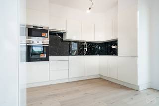 We Invest offers you this magnificent new 91 m² penthouse, located on the 5th and top floor of a small recent condominium with elevator, a...