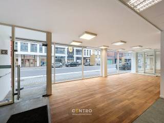 <strong>Met mogelijkheid om het aangrenzend pand van 212m² bij te huren en onderling te verbinden (totaal dan 662m²) !<br /><br /><u>Benaderende OPPERVLAKTEN:</u></strong><br /><strong><em>Constructie – bruikbare oppervlakten</em></strong><br />Kantoor: ± 450 m²<br /><br /><strong><u>INDELING</u></strong><u>:</u><br /><strong>Gelijkvloers:</strong><br />2 overdekte inkomsassen met glazen inkomdeur - grote open verbonden ruimten - bureel 1 met voorzetwand naar bureel 2 - keuken met serverkast + sanitair (m/v) - technisch lokaal.<br /><br /><strong><u>AFWERKING</u></strong><u>:</u><br />Tegelplafonds met inbouw verlichting - parket aan de straatkant, kunststof vloertegels - radiatoren - vliesbehang geschilderd - Siemens thermostaat per ruimte - bekabeling voor netwerk in muren - rookmelders - Vaillant condensatieketel met expansievat.<br /><br /><strong><u>GROTE TROEVEN van dit bedrijfspand:</u></strong><br />Brede voorgevel - visibiliteit.<br /><br /><strong><u>BESTEMMINGSMOGELIJKHEDEN: </u></strong><br />Winkel, kantoor, diensten en vrije beroepen, behalve: dierenarts, radiologie, café en restaurant.<br /><br /><strong><u>NUTSVOORZIENINGEN</u></strong><u>:</u><br />Stadswater, CV op aardgas, boiler voor warm water, elektriciteit (3N400V), telefonie/internet (wifi)/distributie, riolering.<br /><br /><strong><u>LIGGING:</u></strong><br />Centrum Roeselare. Op wandelafstand van de St-Michielskerk en de Grote Markt.<br />Vlakbij scholen, winkels en horeca. In nabijheid van het openbaar vervoer (bus en trein). Mobiscore 9,2/10.<br /><br /><u>* Bijzonderheden</u><br />- EPC-label B.<br />- Asbestvrij.<br />- Onze referentie op<strong> </strong><strong>www.centro.be</strong>: <strong>O0143 </strong>of contacteer ons via <strong>050700102</strong><strong>.</strong><br /><br /><strong>CENTRO | </strong><strong>BEDRIJFSVASTGOED </strong>is reeds 25 jaar <u>gespecialiseerd in de bemiddeling van commercieel- en bedrijfsvastgoed </u>in West- en Oost Vlaanderen.<br /><strong>Wilt u ook weten hoeveel uw bedrijfsgebouw waard is?</strong><br />Contacteer ons vrijblijvend voor een marktconforme waardebepaling van uw pand. <br />