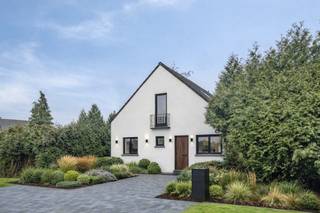 Op een boogscheut van het centrum van Sint-Job-in-'t-Goor vinden we deze ruime vrijstaande woning terug op een perceel van 882 vierkante meter in...