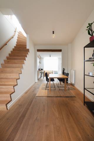 Op een gegeerde ligging langs het water in Gent bevindt zich deze verrassende en instapklare rijwoning, waar authenticiteit en hedendaags comfort mooi samenkomen. Karaktervolle elementen gecombineerd met moderne accenten.<br />Bij het betreden van de woning valt meteen de aangename lichtinval en het open gevoel op. De leefruimte met gezellige zithoek en houtkachel sluit naadloos aan op de eetplaats en de volledig uitgeruste keuken. Dankzij de doordachte indeling en de grote raampartijen geniet elke ruimte van een warme, uitnodigende sfeer.<br />De woning beschikt momenteel over 2 volwaardige slaapkamers, met de mogelijkheid om de ruime bovenste slaapkamer te splitsen waardoor een derde kamer wordt gecreërd, ideaal voor een gezin. Er is een badkamer op de 1e verdieping en nog een douchekamer op de 2e verdieping.<br />Gelegen in een rustige straat met zicht op het water, en toch op wandelafstand van het centrum van Gent, winkels, scholen, crèche en openbaar vervoer. <br />Een ideale woning voor wie op zoek is naar charme, ruimte en een toplocatie in Gent.