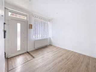 <p><span>Deze verzorgde gesloten bebouwing combineert hedendaags wooncomfort met een interessante investeringsopportuniteit. Via de ruime inkomhal met apart gastentoilet betreedt u de woning. Verder beschikt het gelijkvloers een gezellige woonkamer met een moderne open ingerichte keuken en een aparte was- en stookplaats.</span></p><p><span>Op de eerste verdieping bevinden zich een ruime slaapkamer en een ruime moderne badkamer uitgerust met een douche, bubbelbad, lavabomeubel met lavabo en een toilet. De tweede verdieping biedt nog een tweede slaapkamer en een zolderkamer, die perfect kan dienen als extra slaapkamer, bureau of opbergruimte.</span></p><p><span>De woning wordt verwarmd op aardgas, beschikt over een conforme elektrische installatie en behaalt een zeer gunstig EPC-label B, wat garant staat voor energiezuinig wooncomfort.</span></p><p><span>Momenteel is de woning verhuurd aan €825,- per maand, waardoor u als investeerder meteen geniet van een interessant en onmiddellijk rendement.</span></p><p><span>De ligging vormt een absolute troef: op wandelafstand van het station van Sint-Niklaas en in de nabijheid van winkels, scholen, openbaar vervoer en het stadscentrum, met een vlotte verbinding naar belangrijke invalswegen.</span></p><p><span>Mis deze kans niet! Voor meer informatie of een bezoek, contacteer ons vandaag nog via 03 500 05 40.</span></p>
