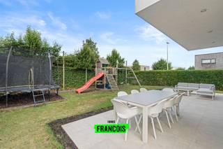 Welkom in deze prachtige, eigentijdse woning die meteen indruk maakt door haar moderne architectuur, optimale energiezuinigheid (E-peil E29)...