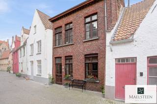 In the surprising tranquility of the Helmstraat, an authentic cobblestone street tucked away in the historic center of Bruges (just off the well-known Noordzandstraat), you will find this townhouse awaiting refurbishment. Its central location in the heart of the city, combined with the peaceful alley-like atmosphere and excellent accessibility ('t Zand and the Markt within walking distance), are absolute key features.
Layout: Entrance hall with guest toilet. The living area features a cozy salon with a fireplace, seamlessly connecting to the dining space, which opens up to a spacious and charming city terrace. Kitchen with adjoining scullery. Practical storage room.
On the first floor, there are two spacious bedrooms, both offering ample space for a double bed and wardrobes, alongside a bathroom equipped with a washbasin and bathtub. One of the bedrooms grants access to an additional terrace. A large, third bedroom is located on the second floor.
EPC: E (score 427 kWh / m² year) – Subject to renovation obligation.
For any questions or to schedule your personal viewing (available 7/7), please contact us at: +32 478 93 72 00 or maxime@maelsteen.be