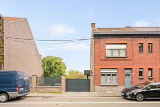 Ontdek deze ruime woning type HOB, ideaal gelegen in een rustige straat in het centrum van Mouscron, vlak bij het park, winkels, scholen en het openbaar vervoer.Deze woning staat op een perceel van 875 m², heeft een bewoonbare oppervlakte van 154 m² en biedt ruime kamers en bijzonder interessante inrichtingsmogelijkheden.Begane grond: een inkomhal die uitkomt op een ruime, lichte woonkamer, een open, volledig ingerichte eikenhouten keuken, een grote aanbouw aan de achterzijde die extra leefruimte biedt, een badkamer met douche en een apart toilet.Eerste verdieping: een overloop die toegang geeft tot drie mooie slaapkamers.Tweede verdieping: zolder die is ingericht als een ruime vierde slaapkamer met ingebouwde opbergruimte op zolder, evenals extra opslagruimte.Kelder: Volledig uitgegraven kelder met een wasruimte, een berging, een wijnkelder en een tweede, onlangs gerenoveerde badkamer met ligbad, douche, wastafel en toilet. Directe toegang tot de twee betegelde garages.Buiten: aan de voorzijde een poort die toegang geeft tot een ruime privéparkeerplaats van ongeveer 200 m². Aan de achterzijde een aangenaam betegeld terras met uitzicht op een omheinde tuin met een uitstekende ligging op het zuidoosten, met een houten chalet.Voorzieningen en pluspunten:• Centrale verwarming op stookolie, met aansluitingen voorzien voor een gasketel.• Gashaard in de woonkamer.• Houten en PVC-kozijnen met dubbele beglazing en luiken.• Houten Velux-ramen met dubbele beglazing.• Inbouwspots.• Zeer goed onderhouden woning.Het aangrenzende terrein, dat momenteel als privéparkeerplaats wordt gebruikt, biedt de mogelijkheid om de bouw van een opbrengstpand te overwegen, mits de nodige stedenbouwkundige vergunningen worden verkregen.Een zeldzame kans die een ruime woning, comfort, buitenruimte en ontwikkelingspotentieel combineert, op een gewilde locatie in Moeskroen.Ontdek deze woning nu meteen!
