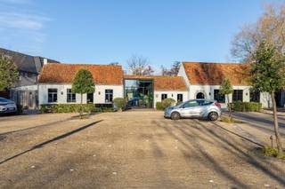 Dit ruime en tot in de puntjes met luxe materialen gerenoveerd pand werd in 2019 vernieuwd en uitgebouwd en is gelegen langs een invalsweg te Oostduinkerke (Koksijde)! Het heeft een grote parking voor +/- 35 wagens en grote arduinen zonneterrassen. <br />Momenteel is het pand ingericht als horecazaak met 90 zitplaatsen en werd prachtig vernieuwd (de eigenaar liet het voor zichzelf vernieuwen met zéér mooie materialen!). Er is links een vergaderruimte met open haard en prachtige wijnfrigo's (of uitstalramen), aansluitend een mooie inkomhall met automatische glazen deuren, knappe marmeren bar, grote commerciële of kantoorruimte met tweede open haard en aangename raampartijen. Via de inkom is de mooi aangelegde tuin bereikbaar met o.a. riante zonneterrassen, bureel, kapel die omgebouwd werd tot wijnkelder, grote berging en een apart super gezellig woonhuisje met twee slaapkamers en terras. Boven de zaak is ook nog een studio. Het pand beschikt nog over een volledig en zéér kwalitatief ingerichte (Ben Martin) professionele keuken. <br /><br />Het wordt verkocht met alle roerende goederen. Geen overname en vrij van gebruik én van brouwer (n geval van nieuwe uitbating). <br />Volgende zijn ook aanwezig: ontkalker, vloerverwarming, gashaarden, koel- en frigocellen, geïsoleerde muren, daken en vloeren, goedgekeurde elektriciteit, stads- en regenwater, met marmer afgewerkte toiletten,... <br />Dankzij de grote parking en dito ruimtes zijn er tal van mogelijkheden in dit pand. Praktijken van vrij beroepers, kantoren, winkelruimte (bv. belevingswinkel met indoor en outdoor aanbod). Ook ideaal voor feesten, als opbrengsteigendom of wie een prachtzaak direct wil runnen met veel succes! Bovendien kan er een combinatie zijn van aankoop vastgoed en aankoop aandelen.
