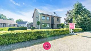 In het geliefde Wiemesmeer, een rustig en groen kerkdorpje van Zutendaal, vinden we deze charmante vrijstaande woning terug op een royaal perceel van 1.200 m².<br /><br />De woning werd gebouwd in 1965 en biedt met een bewoonbare oppervlakte van maar liefst 250 m² bijzonder veel ruimte en mogelijkheden. Hier woon je in een fijne, residentiële omgeving met het groen van Zutendaal vlakbij. Niet voor niets staat Zutendaal bekend als het groenste snoepje van Vlaanderen.<br /><br />Dankzij de centrale ligging geniet je van het beste van twee werelden: rust, natuur én een vlotte bereikbaarheid. Fiets- en wandelroutes door De Heide, het bekende Blotevoetenpad en Kattevennen bevinden zich op korte afstand. Ook de E314 en het Ziekenhuis Oost-Limburg (ZOL Genk) is van hieruit vlot bereikbaar.<br /><br />Via de inkomhal met vestiaire kom je terecht in de gezellige leefruimte van maar liefst 39 m². De centrale haard en warme semi-parketvloer zorgen meteen voor een aangename sfeer, terwijl de grote raampartijen zorgen voor veel natuurlijk licht en een mooi contact met de tuin.<br /><br />Aansluitend bevindt zich de lichtrijke leefkeuken. Deze is uitgerust met kwalitatieve toestellen van AEG, waaronder een gaskookplaat, inbouwkoelkast, vaatwasser en oven. Dankzij de grote raampartijen geniet je ook hier van een open en ruimtelijk gevoel, met zicht op de groene omgeving rondom de woning.<br /><br />Op energetisch vlak werden er al belangrijke investeringen gedaan. Zo beschikt de woning over maar liefst 53 m² zonnepanelen, een warmtepomp, geïsoleerde muren en een geïsoleerd dak. Deze elementen dragen bij aan het gunstige EPC en maken de woning extra interessant naar de toekomst toe.<br /><br />Op de eerste verdieping geeft de nachthal toegang tot vier volwaardige slaapkamers van 17 m², 15 m², 14 m² en 12 m². Drie slaapkamers zijn voorzien van airconditioning. De badkamer beschikt over een lavabo, ligbad en toilet.<br /><br />De tweede verdieping is volledig afgewerkt en bereikbaar via een vaste trap. Hier bevinden zich nog twee extra kamers, een tweede badkamer met inloopdouche en een nachttoilet. Deze verdieping biedt tal van mogelijkheden als extra slaapkamers, hobbyruimte, speelkamer of thuiswerkplek.<br /><br />Verder is de woning gedeeltelijk onderkelderd, ideaal als extra bergruimte.<br /><br />Ook buiten heeft deze woning heel wat te bieden. De zuidoostgerichte tuin is verzorgd aangelegd en biedt voldoende ruimte om in alle rust te genieten van het buitenleven. Achteraan bevinden zich twee garages met automatische kantelpoorten en een praktische werkplaats.<br /><br />De aparte unit heeft een oppervlakte van circa 40 m² en is ingedeeld in een gezellige zitruimte, een praktisch keukentje en een apart toilet. Dankzij de eigen ingang en het afzonderlijke busnummer biedt deze ruimte tal van mogelijkheden voor een vrij beroep, praktijkruimte, kangoeroewonen of extra woongelegenheid.<br /><br />Enkele troeven:<br /><br />- Royale woning met 4 slaapkamers en 2 extra kamers<br />- Gunstig EPC dankzij o.a. zonnepanelen, warmtepomp en isolatie<br />- Aparte unit met eigen ingang en afzonderlijk busnummer<br /><br />Ben je op zoek naar een ruime gezinswoning met karakter, een gunstig EPC en tal van mogelijkheden op een uitstekende ligging in Zutendaal?<br /><br />Contacteer ons voor meer informatie of een bezichtiging via 089 390 990 of info@immofair.be.