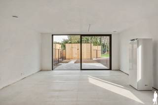 <p><strong>Open huis op 10/10/2026 van 11u tot 13u op afspraak <br />Energiezuinige BEN-nieuwbouwwoning met 3 slaapkamers, staanplaats en zonnige tuin</strong></p>
<p>Deze kwalitatieve <strong>BEN-nieuwbouwwoning</strong> combineert hedendaags wooncomfort met een energiezuinige afwerking en een doordachte indeling. Dankzij de <strong>open leefruimte</strong>, <strong>drie volwaardige slaapkamers</strong>, een <strong>volledig omheinde tuin</strong> en de nieuwste duurzame technieken geniet deze woning van alle comfort voor vandaag én morgen.</p>
<p><strong>Gelijkvloerse verdieping<br /></strong>- <strong>Inkomhal</strong> met apart gastentoilet<br />- <strong>Praktische berging<br /></strong>- <strong>Moderne open keuken</strong> die naadloos aansluit op de eetkamer en de lichtrijke leefruimte<br />- <strong>Ruime leefruimte</strong> met directe toegang tot het terras en de tuin</p>
<p><strong>Eerste verdieping<br /></strong>- <strong>Nachthal<br /></strong>-<strong> Drie volwaardige slaapkamers<br /></strong>-<strong> Badkamer</strong> voorzien van bad, douche, dubbele lavabo en toilet</p>
<p><strong>Tuin en buitenruimte<br /></strong>- <strong>Volledig omheinde tuin</strong> met aangelegd terras<br />- <strong>Voorziening voor een robotmaaier<br /></strong>- <strong>Eigen parkeerplaats<br /></strong>- <strong>Praktische tuinberging</strong>, ideaal voor fietsen en vuilniscontainers</p>
<p><strong>Bijzonderheden<br /></strong>-<strong> BEN-woning</strong> met een <strong>E-peil lager dan 20<br /></strong>- <strong>Energiezuinig</strong> en <strong>toekomstgericht wonen<br /></strong>- <strong>Lichtrijke leefruimte</strong> met open keuken<br />- <strong>Drie volwaardige slaapkamers<br /></strong>- <strong>Volledig omheinde tuin<br /></strong>- <strong>Eigen parkeerplaats</strong> en praktische <strong>berging<br /></strong>- <strong>Vloerverwarming</strong> in combinatie met een <strong>warmtepomp<br /></strong>- <strong>Zonnepanelen<br /></strong>- <strong>Ventilatiesysteem D</strong> met warmterecuperatie</p>
<p><strong>Ligging<br /></strong>Gelegen op een rustige locatie met een vlotte verbinding naar winkels, scholen, openbaar vervoer en belangrijke invalswegen. Bovendien bevindt de woning zich <strong>op korte afstand van de Nederlandse grens</strong> en <strong>nabij de autosnelweg</strong>, waardoor zowel Antwerpen als Breda en de omliggende gemeenten vlot bereikbaar zijn. Een ideale uitvalsbasis voor wie comfortabel en energiezuinig wil wonen in een aangename woonomgeving.</p>
<p><strong>Een instapklare BEN-nieuwbouwwoning waar duurzaamheid, comfort en een kwalitatieve afwerking perfect samenkomen. De ideale keuze voor wie zorgeloos wil genieten van een energiezuinige thuis.</strong></p>
<p></p>