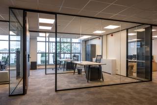 Modulair werken op een inspirerende locatie in Business-center d'Offiz te Turnhout. <br />Gelegen aan de Parklaan (Ring Turnhout) in een kantoorgebouw van 3200 m². <br /><br />Unit 32m²: privatief kantoor van 16m² + deel 50% gemeenschappelijke ruimte – dienstencontract van 40% huur en 60% diensten + BTW op basis van 2 personen.<br /><br />Nettohuur enkel is ca. 138 €/m² <br /><br />Volgens het dienstencentrum principe en ter beschikking + BTW<br />Detailprijs op aanvraag afhankelijk van 3 factoren:<br />- flexibiliteit<br />- aantal m²<br />- aantal personen<br /><br />www.doffiz.com