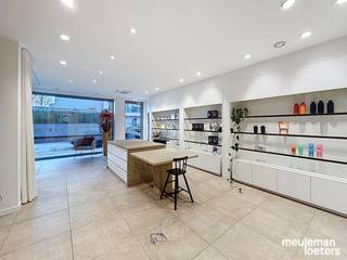 Gelegen in het hart van het commerciële centrum van Oostkamp, geniet dit handelspand van een topligging met een uitstekende bereikbaarheid.<br /><br />De winkel- of praktijkruimte bestaande uit:<br />Commerciële ruimte (ca. 80 m²) in L-vorm met etalage van ca. 9 m, keukenblok, sanitaire blok, twee bovengrondse autostaanplaatsen (n° 8 en 9) en een kelderberging (n° 3).<br /><br />De onroerende voorheffing is ten laste van de huurder.