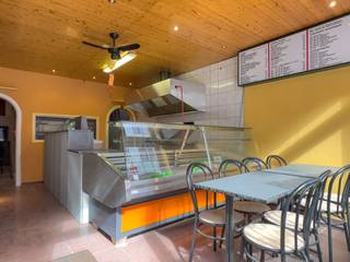 Wenst u in Gent te wonen en er tevens een onderneming te starten. Dan is dit misschien jouw droompand.<br />Dit handelspand met woonst ligt aan het St Annaplein, Gent Zuid, dichtbij openbaar vervoer en de aansluiting met de verbindingswegen.<br />Dit pand werd gebruikt als chinees restaurant/frituur.<br />Indeling:<br />GV: Frituurgedeelte met toog, koelvitrine en professionele friteuse, verder zijn er ongeveer 25 zitplaatsen en achteraan een grote keuken en berging, toiletten en een trap naar boven.<br />1<sup>e</sup> en 2<sup>e</sup> V: Duplexappartement met keuken, badkamer met bad, toilet en wastafel, 3 slaapkamers en een zolder. De verwarming is gescheiden voor het gelijkvloers en de bovenverdieping.<br />Momenteel is geen afzonderlijke toegang mogelijk naar de bovenverdieping. Dit kan wel gecreëerd worden.<br /><br />Voor meer info of bezoek: contacteer SARA - CENTER OFFICE: 0478 90 27 09.<br /><br />EPC (Residentiële eenheid) : 261 kWh/m²/jaar - label C.<br />Bruikbare vloeroppervlakte (Residentiële eenheid): 187 m2 (opgemeten volgens EPC)<br />Asbestattest: het pand is VOLLEDIG ASBESTVRIJ.<br />Stedenbouwkundige inlichtingen: woongebieden met cultureel, historische en/of esthetische waarde, geen bouwovertredingen, vergunningen uitgereikt, geen verkavelingsvergunning, geen as-built attest, geen overstromingsgevoelig gebied.<br /><br />