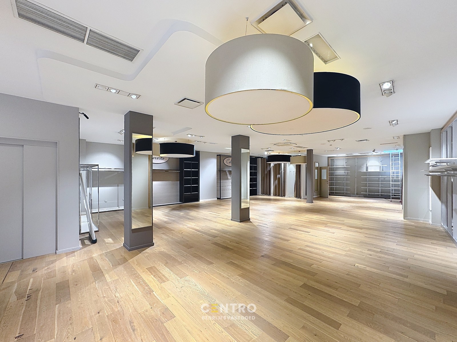 TE HUUR - Commerciële HANDELSRUIMTE (236m²) met KELDER (73m²) op topligging in het centrum van Eeklo - photo 2