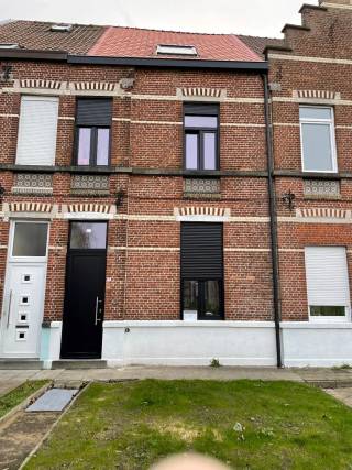 Deze aangename woning, gelegen nabij het station van Evergem werd totaal vernieuwd en omgevormd tot een energiezuinige woning met alle hedendaags comfort (hoogrendementsketel met aardgas, volledig geïsoleerd, PVC schrijnwerk met hoogrendementsbeglazing,...).
De woning omvat op het gelijkvloers een inkom met toilet, mooie leefruimte met salon en eetplaats en volledig ingerichte, open keuken. Op de eerste verdieping vinden we een slaapkamer en de ingerichte badkamer met inloopdouche, toilet en lavabomeubel. Op de tweede verdieping zijn er nog 2 slaapkamers.
Achter de woning is er een aangenaam tuintje achteraan het perceel met uitweg langs de achterzijde.
Scholen, openbaar vervoer, winkels, centrum Evergem bevinden zich op wandelafstand. Bovendien zijn er de vlotte verbindingen naar R4.
De woning is op heden verhuurd (huurprijs € 1200,00 per maand) wat deze woning ook interessant maakt voor de vastgoedinvesteerder.
Bel voor een bezoek ter plaatse: Ulrik Willems 0495 93 38 35.