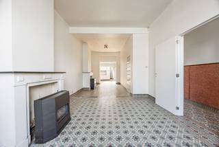 Op zoek naar een renovatieproject in het hartje van Zwevegem? Deze woning heeft heel wat potentieel om een ware parel te creëren. De huidige indeling bestaat uit een inkomhal, deze brengt ons naar een ruime woonkamer, gekenmerkt door hoge plafonds en authentieke vloeren. Aanpalend bevindt zich een grote keuken. Verder vindt u een ruime badkamer, technische ruimte en een apart toilet. Op de eerste verdieping zijn er twee volwaardige slaapkamers. Op de tweede verdieping is er een ruime zolderruimte alsook een aparte kamer die bereikbaar zijn via een vaste trap. Deze verdieping biedt tal van mogelijkheden en kan volledig naar eigen smaak ingericht worden. Tot slot beschikt deze woning over een achterliggende garage, toegankelijk via de tuin én via de inrit van het naastliggende gebouw. Klaar om de handen uit de mouwen te steken? Bel ons snel op 056 75 76 79 voor een bezoek! Tot binnenkort?