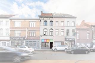 TE KOOP IN GENT!

Op een gunstige en goed bereikbare ligging bevindt zich dit karaktervolle gebouw met twee adressen, dat een handelspand op het gelijkvloers combineert met een ruime gezinswoning erboven. Ideaal voor wie wonen en ondernemen wil verenigen, of voor investeerders die op zoek zijn naar een opbrengsteigendom met potentieel.

Indeling:

Gelijkvloers: handelsruimte met aparte ingang – perfect voor winkel, kantoor of praktijk.
Eerste verdieping: lichtrijke leefruimte met gezellige woonkamer, eetplaats en ingerichte keuken.
Tweede verdieping: 4 ruime slaapkamers en een zeer ruime badkamer.

Of je nu droomt van een woning met eigen zaak, een kantoor met woonst of een interessante investering, dit pand biedt een unieke kans om jouw plannen waar te maken.

Interesse? Neem contact op met Ilhan op 0489 27 20 72 voor meer informatie of een bezoek – ontdek zelf de charme en mogelijkheden van dit veelzijdige pand!