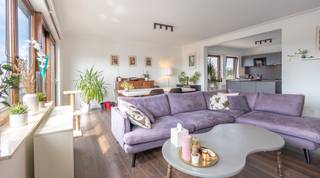 <p>Op de 5de verdieping van een goed onderhouden residentie bevindt zich dit prachtig gerenoveerde en instapklare appartement, gunstig gelegen in Sint-Agatha-Berchem. Het appartement is bereikbaar met de lift of trap.</p><p></p><p>De inkomhal is voorzien van een apart toilet en leidt naar de bijzonder ruime leefruimte. Deze aangename, lichtrijke ruimte baadt dankzij de grote raampartijen in het natuurlijke licht en biedt een mooi open zicht. Het aansluitende zonnige terras vormt een mooie verlenging van de leefruimte en biedt de mogelijkheid om volop van het uitzicht te genieten.</p><p>De open, volledig uitgeruste keuken sluit mooi aan op de leefruimte en beschikt aansluitend over een praktische berging met onder meer de aansluitingen voor een wasmachine en droogkast. Verder omvat het appartement twee slaapkamers en een moderne douchekamer met inloopdouche.</p><p></p><p>De verkoper verkiest een privatieve autostaanplaats in de ondergrondse garage mee te verkopen voor de meerprijs van € 19.000.</p><p></p><p>Als extra troef beschikt de residentie over een aangename gemeenschappelijke tuin, waar bewoners kunnen genieten van een groene buitenruimte.</p><p></p><p>De ligging is bijzonder praktisch: op korte afstand van het centrum van Sint-Agatha-Berchem, winkels, openbaar vervoer (bus, tram, ...) en scholen. Een lichtrijk, comfortabel en instapklaar appartement met zonnig terras, gemeenschappelijke tuin en autostaanplaats op een gunstige locatie!</p><p></p><p>Interesse? Plan vandaag nog uw bezoek via de website van Living Stone.</p>