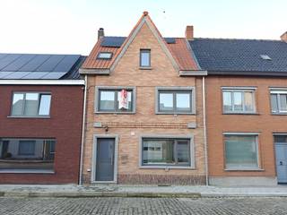 Deze volledig gerenoveerde en perfect afgewerkte woning bevindt zich in het rustige Krombeke, op een kleine 10 minuten van Poperinge. In het dorp...