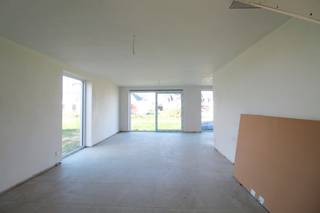 <strong>Energiezuinige nieuwbouwwoning</strong> te huur gelegen langs de <strong>Gitsestraat </strong>te Roeselare.<br />Deze woning beschikt over alle nodige <strong>hedendaagse comfort</strong> en is bovendien bijzonder <strong>lichtrijk</strong>!<br />Het is dichtbij winkels, scholen en op enkele minuten van de autostrade en invalswegen.<br />De woning is <strong>uiterst energiezuinig </strong>met <strong>zonnepanelen en heeft EPC A.</strong> <br />Het is aangesloten op het <strong>warmtenet </strong>wat zorgt voor een <strong>laag verbruik. </strong><br /><br />Gelijkvloers bestaande uit inkom, gastentoilet, <strong>leefruimte met open keuken </strong>en zicht op de <strong>zonnige, Zuid gerichte tuin</strong>.<br />De <strong>keuken is volledig geïnstalleerd</strong> met o.a. een vaatwasmachine. Beneden is er ook nog een <strong>ruime garage met wasplaats</strong>. <br />Op het verdiep vinden we <strong>drie ruime slaapkamers</strong>, <strong>badkamer met bad en douche</strong> en een <strong>apart toilet</strong>.<br /><br /><em>Leuke extra! Je kan gebruik maken van een promotie bij Telenet of Proximus omdat het de eerste bewoning is van het pand. <br />Bij de leverancier naar keuze krijg je 6 maanden gratis internet/TV/telefonie.</em><br /><br />Huurprijs € 1.125 per maand.<br />De woning is beschikbaar vanaf februari. 