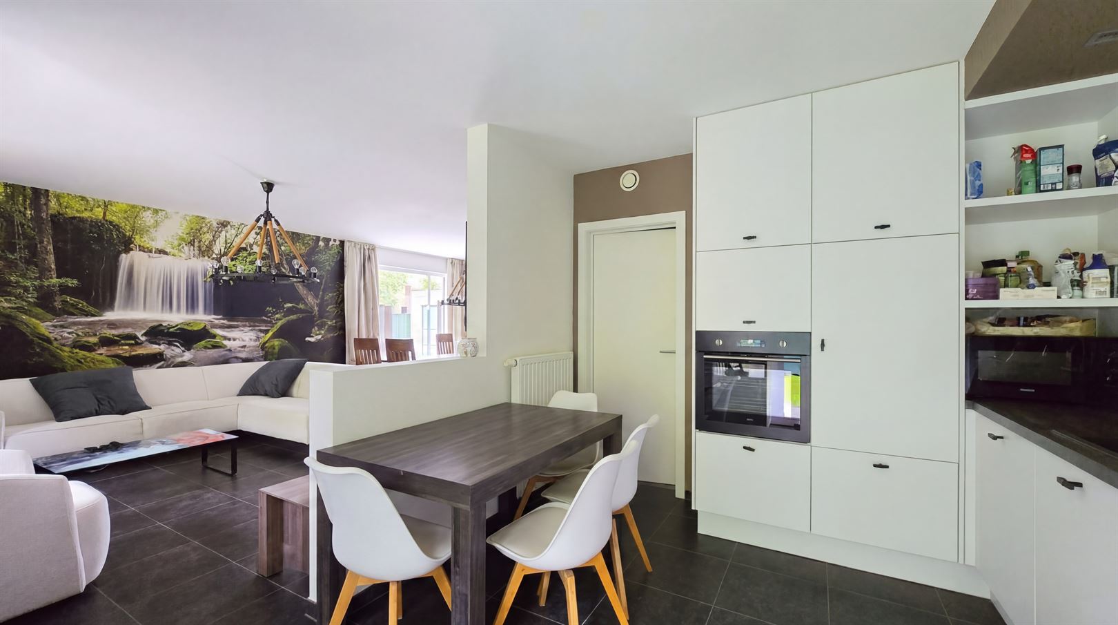 Recente, sterk uitgerust huis met tuin in goede buurt - foto 4